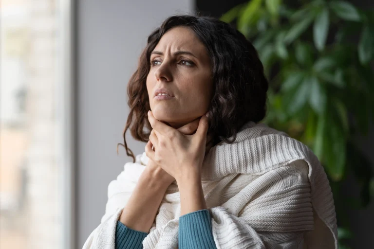 devojak pati od iritacije grla usled nedovoljno dobrog kvaliteta vazduha u prostoriji