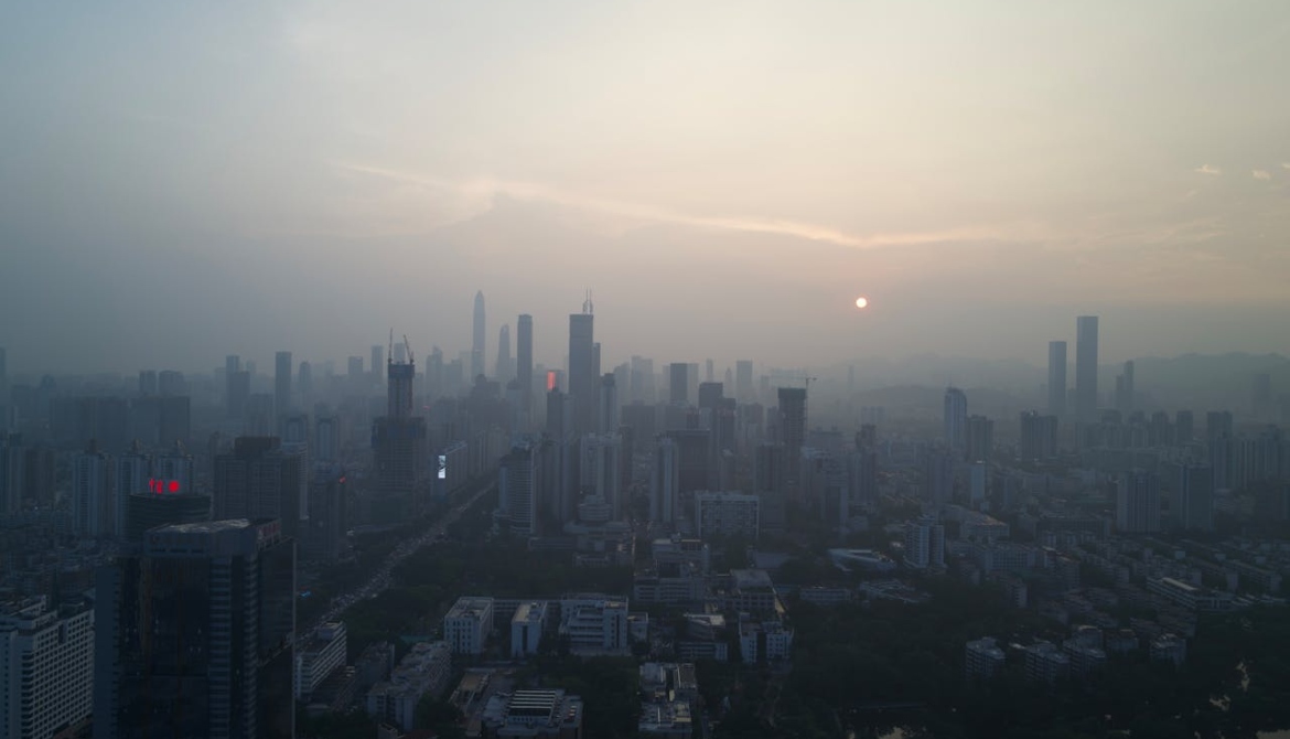 smog iznad zgrada