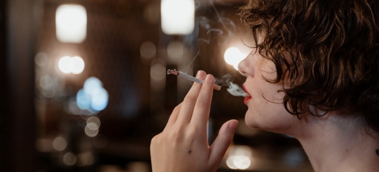žena puši cigaretu