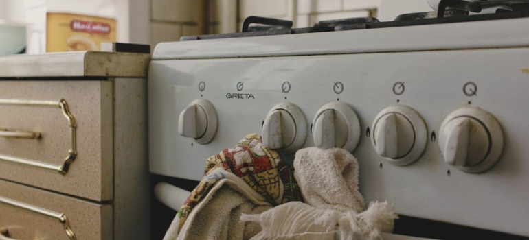 pexels-primitive-spaces-2147980412-30754762 1 - SHV System krpa okačena na šporetu