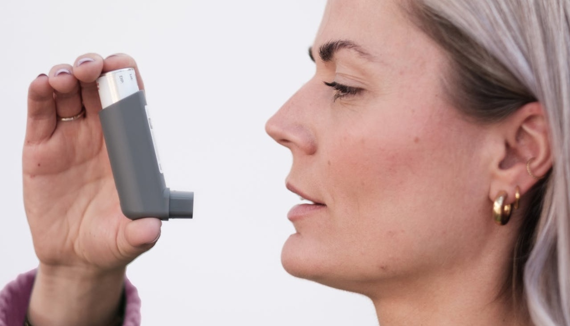 žena drži inhalator